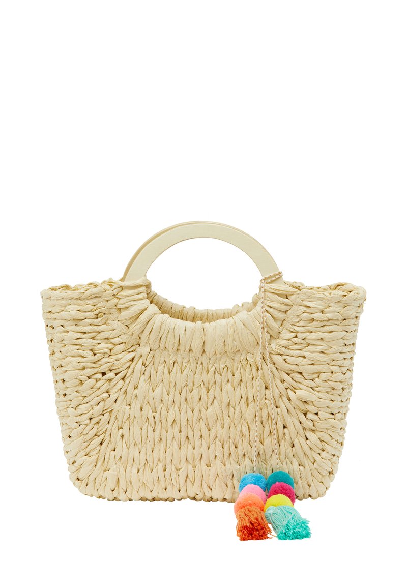 Woven straw handbag w kolorze jasnobeżowym, z zaokrąglonym uchwytem na górze i trio wielokolorowych pomponów przyczepionych dekoracyjnym łańcuszkiem.