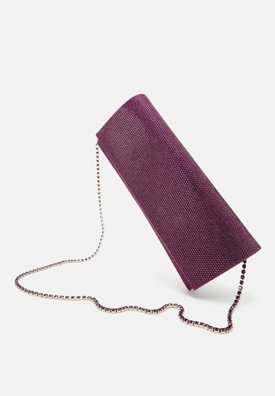 Clutch bag metallica viola con superficie testurizzata, forma rettangolare e tracolla in catena argento. Presenta una chiusura a scatto per un accesso sicuro.