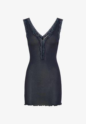 Tumši zils topiņš ar mežģīņu akcentiem V veida izgriezumā un plecu siksnām; ar pieguļošu siluetu un viļņotu apakšmalu.