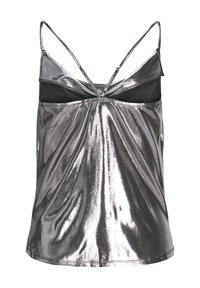 Top senza maniche in argento metallico con design drappeggiato, caratterizzato da sottili spalline e uno strato sottostante nero, creando un aspetto a strati.