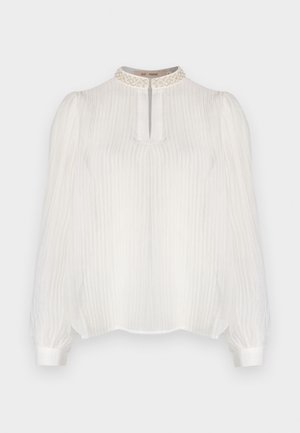 Hvit bluse med vertikale striper, høy halskrage prydet med teksturdetaljer, og lange puffede ermer som ender i tettsittende mansjetter.