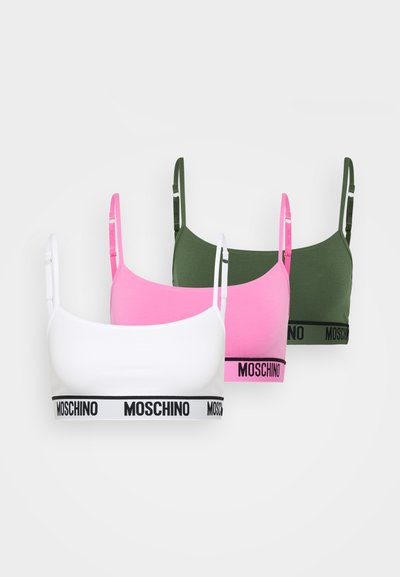 Triu bralet u bijeloj, ružičastoj i zelenoj boji. Izrađeni su od glatkog materijala, imaju tanke naramenice i crni pojas s natpisom "MOSCHINO" na dnu.