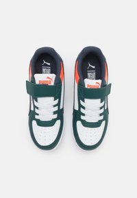 Baskets vertes et blanches avec un col rembourré, une sangle Velcro et des accents orange contrastés. Présentent une pointe perforée pour la respirabilité.