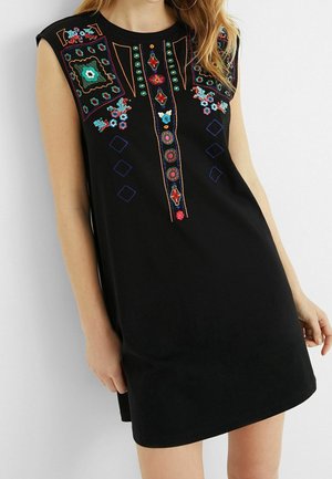 Czarna sukienka z kolorowym haftem przedstawiającym wzory kwiatowe i geometryczne, krótkie rękawy, zaokrąglony dekolt i prosty krój.