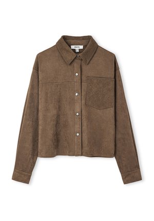 Chemise courte en suède brun, avec un devant à boutons et une poche texturée. Elle possède un col et des boutons-pression argentés pour la fermeture.
