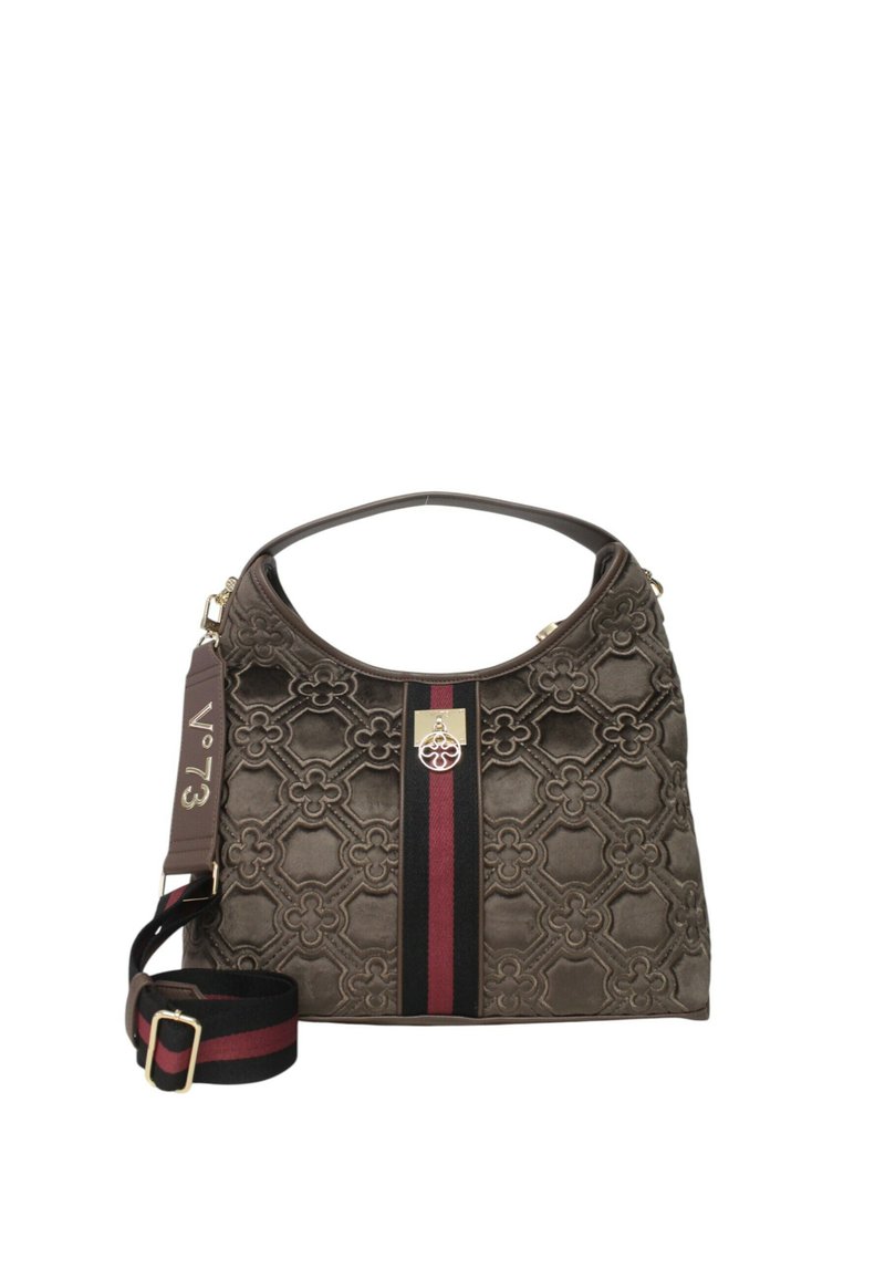 Borsa in tessuto marrone con design floreale embossato, hardware dorato e tracolla a strisce nei colori rosso e nero. Accentuata da un logo.