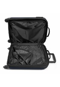 Maleta negra con carcasa dura, compartimento con cremallera, dos ruedas y un asa extensible. El interior tiene un forro de tela negra y bolsillos.