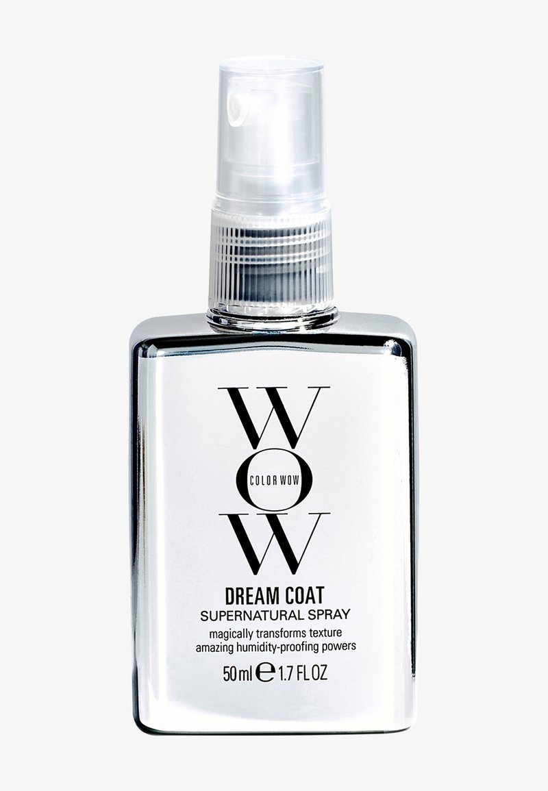 Flacon spray rectangulaire transparent étiqueté Color Wow Dream Coat Supernatural Spray avec un contenu de 50 ml et des allégations de résistance à l’humidité.