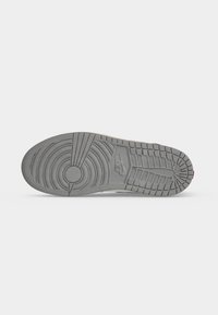 Σόλα γκρι sneaker Nike που δείχνει κυκλικά και ορθογώνια σχέδια πέλματος με το λογότυπο Nike στο κέντρο.