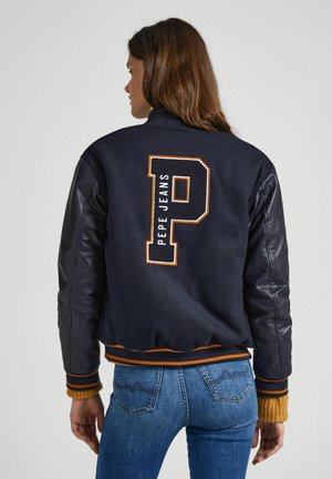 Giubbotto bomber navy con maniche in pelle, polsini a costine e dettagli arancioni. Presenta una "P" ricamata e "PEPE JEANS" sul retro.