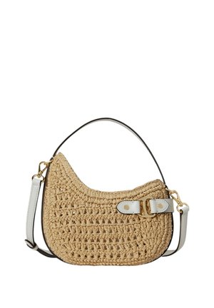 Borsa beige tessuta a forma di mezzaluna con cinturino in pelle bianca e dettaglio fibbia dorata, dotata di un ulteriore tracolla regolabile.