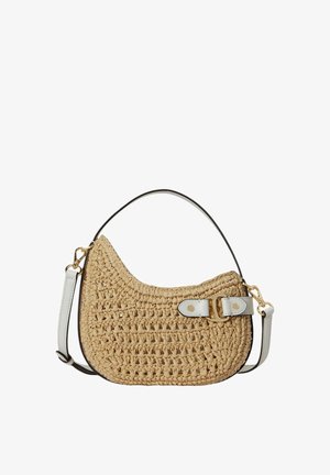 Borsa beige tessuta a forma di mezzaluna con cinturino in pelle bianca e dettaglio fibbia dorata, dotata di un ulteriore tracolla regolabile.