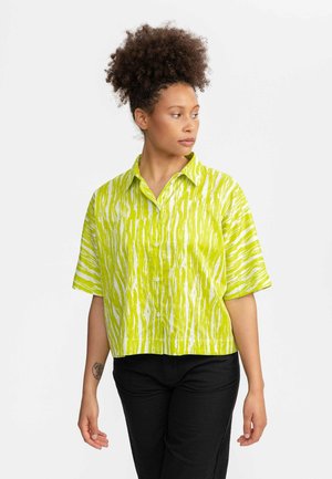 Korte mouw button-up shirt in fel limoengroen met een wit, abstract streep patroon. Heeft een relaxte pasvorm en een klassieke kraag.
