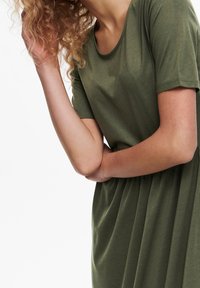 Olive green short-sleeve dress made of soft fabric, featuring a loose fit with gentle pleats and a round neckline.