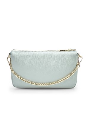 Clutch bag in pelle blu chiaro con finitura texture, dotata di una tracolla in catena dorata e chiusura superiore con zip.