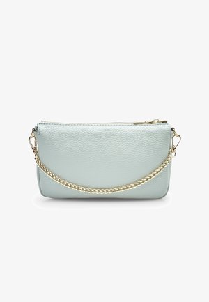 Lichtblauwe leren clutch met een textuurafwerking, voorzien van een gouden kettingriem en een ritssluiting aan de bovenkant.