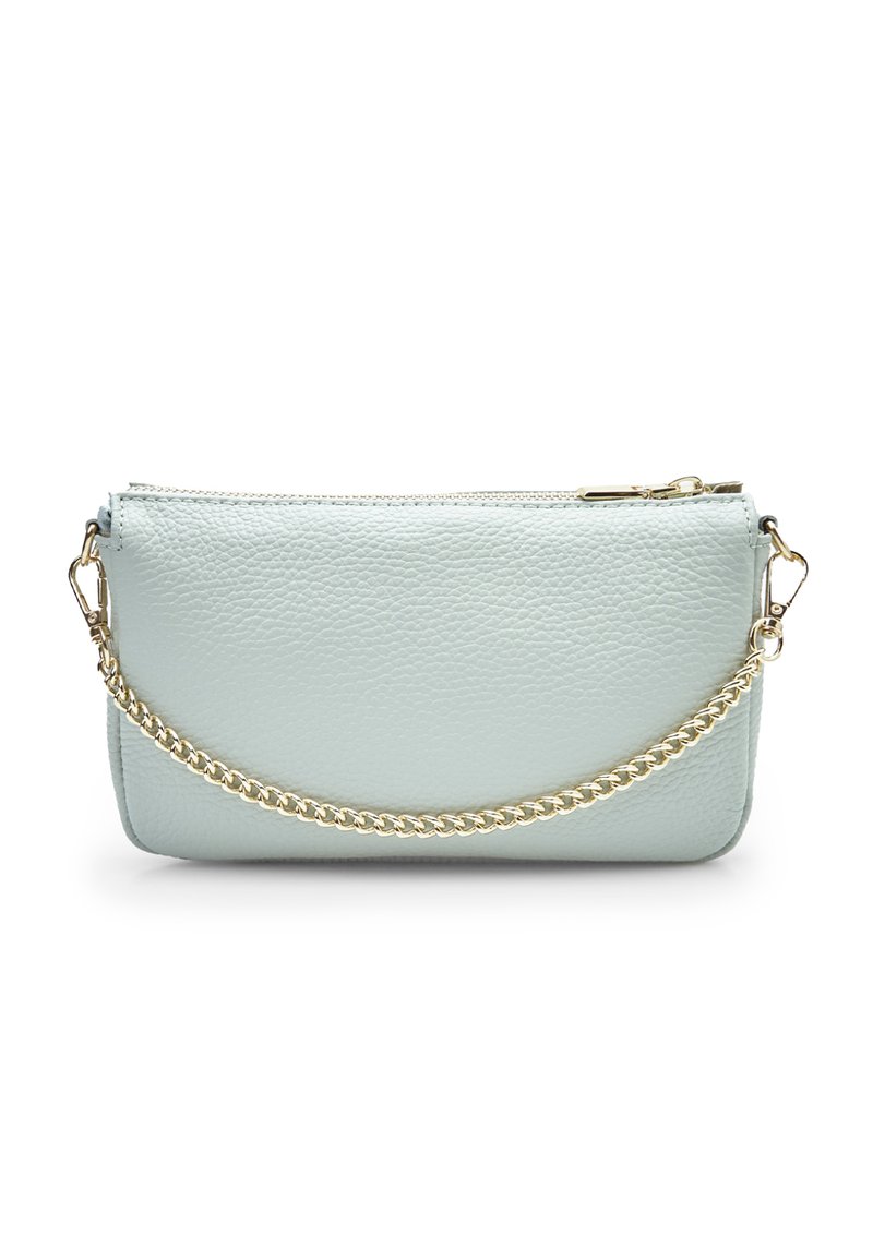 Clutch bag in pelle blu chiaro con finitura texture, dotata di una tracolla in catena dorata e chiusura superiore con zip.