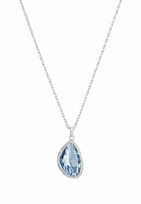 Collar de cadena de plata con una piedra preciosa azul claro en forma de pera rodeada de pequeñas piedras transparentes, mostrando facetas y un acabado pulido.