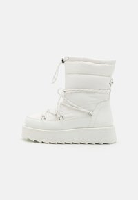 Vita vadderade ankboots med en kraftig sula, som har justerbara snörningar, metalliska detaljer, jämn konstläder och texturerade sidopaneler.