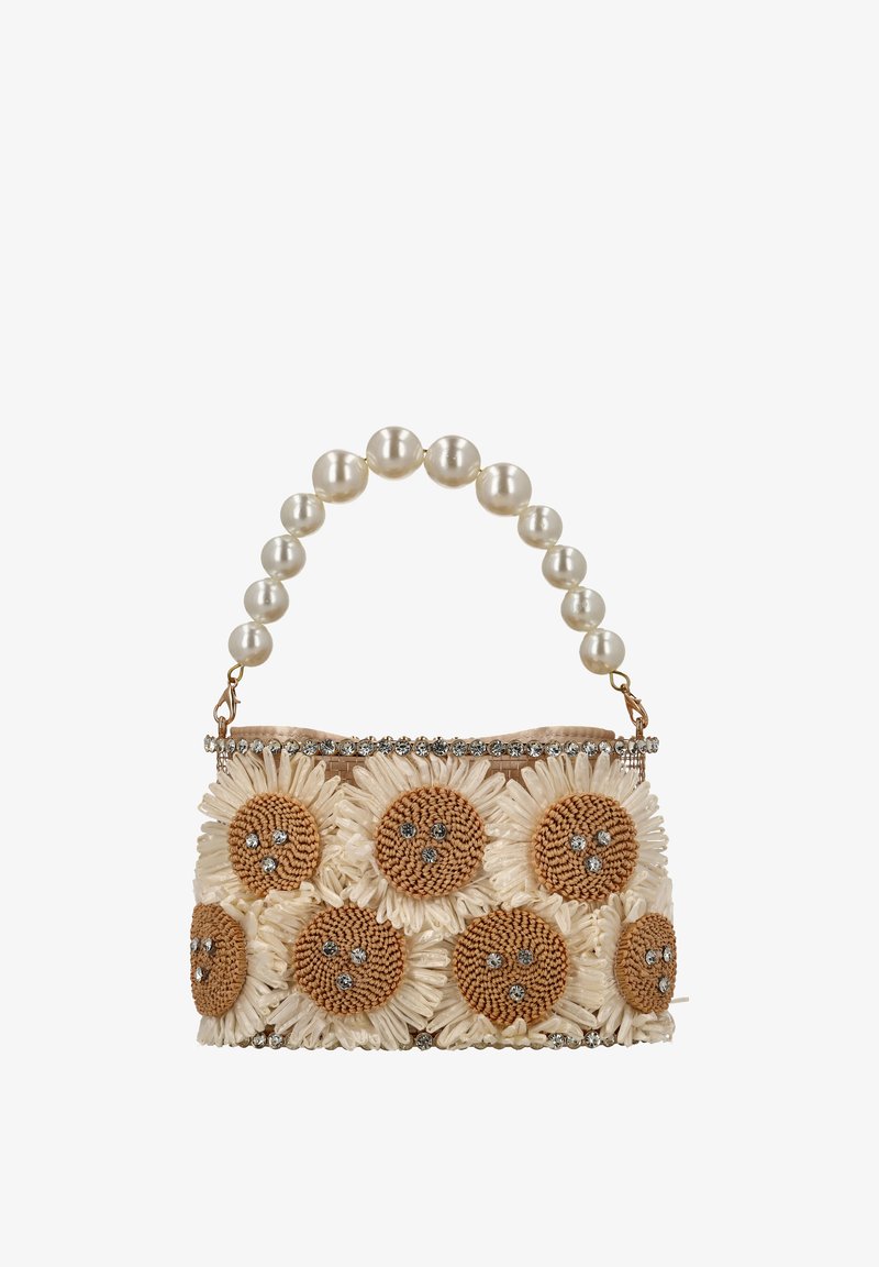 Torebka z koralików z rączką z pereł, plecionymi kwiatowymi ozdobami w beżu i kremie oraz błyszczącymi zdobieniami na górze.