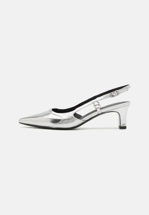 Slingback høyhælte sko i sølv metallic skinn, spiss tå, utskjæringselementer på sidene, smal hæl og teksturert overflate.