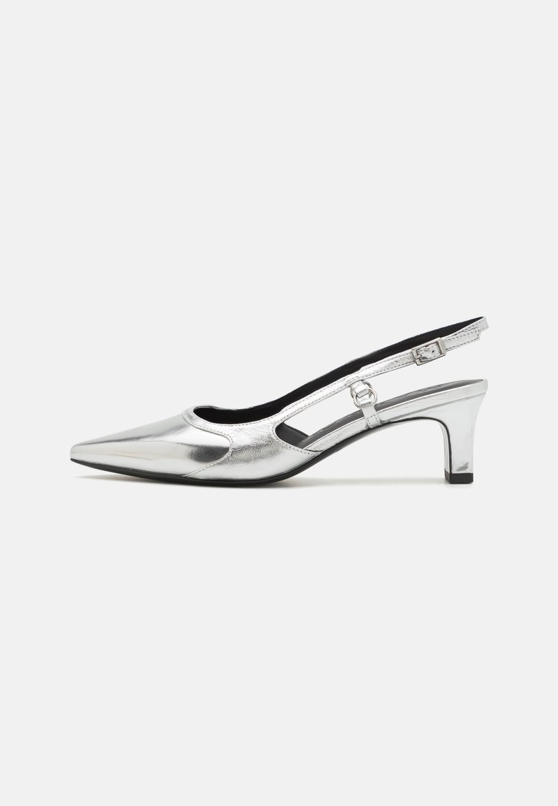 Slingback vysoké podpätky z strieborného metalického kože, špicatý špička, výrezové detaily po stranách, úzky podpätok a textúrovaný povrch.