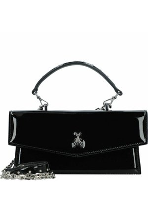 Sac à main rectangulaire en cuir verni noir avec poignée supérieure, bandoulière chaîne argentée et fermoir argenté en forme d’insecte sur le rabat avant.