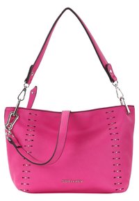 Sac à main en cuir rose vif avec accents verticaux cloutés, bandoulière amovible et logo argenté "SURI FREY" sur le devant.