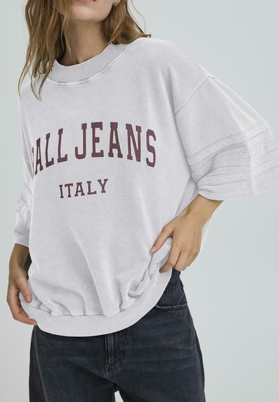 Sweatshirt oversize gri deschis cu guler rotund, cu text maron "ALL JEANS ITALY" și detalii texturate pe mâneci.