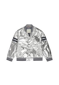 Sølv bomberjakke med en blank finish, ribbede manchetter og kant. Har en marineblå streep på ærmerne og et broderet logo på brystet.