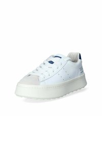 Sneaker bianco in pelle con suola in gomma bianca testurizzata. Presenta una punta in suede e dettagli blu sul tallone e sulla linguetta. Dettaglio laterale perforato.