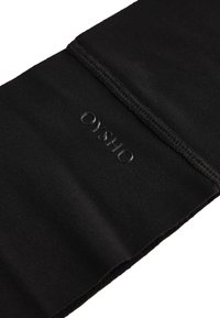 Černý látkový pás na štíhlení s embosovaným logem "OYSHO", s hladkou texturou a bezešvým designem pro elegantní vzhled.