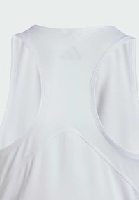 Bela atletska majica brez rokavov z zasnovo racerback, šivi so šivani, v zgornjem srednjem delu pa je subtilna podrobnost logotipa. Gladka tekstura tkanine.
