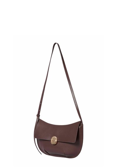 Borsa a spalla in pelle marrone con patta curvata, accessori in metallo dorato, tracolla regolabile e texture liscia. Design compatto per un facile trasporto.