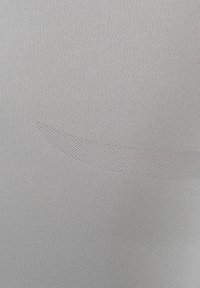 Grau gestrickter Stoff mit einer strukturierten Oberfläche und einem glatten Bandmuster. Dehnbarem Material, das sich für Sportbekleidung eignet.