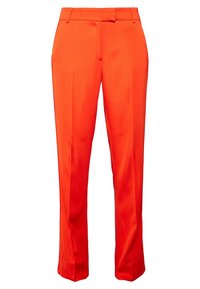 Jasnopomarańczowe spodnie wykonane z gładkiego materiału w prostej sylwetce, z przednimi kieszeniami i paskami na pasek. Brak widocznych wzorów lub akcentów.