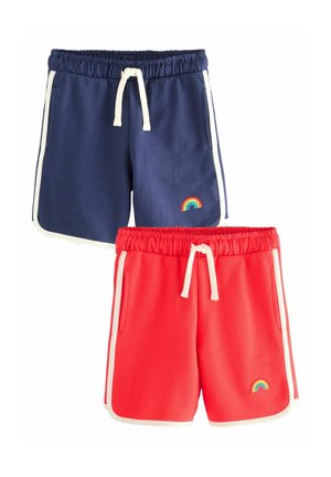 Due coppie di pantaloni corti casual: una blu navy con rifiniture bianche e una toppa arcobaleno, l'altra rossa con rifiniture bianche. Entrambi presentano una vita elastica e un cordoncino.
