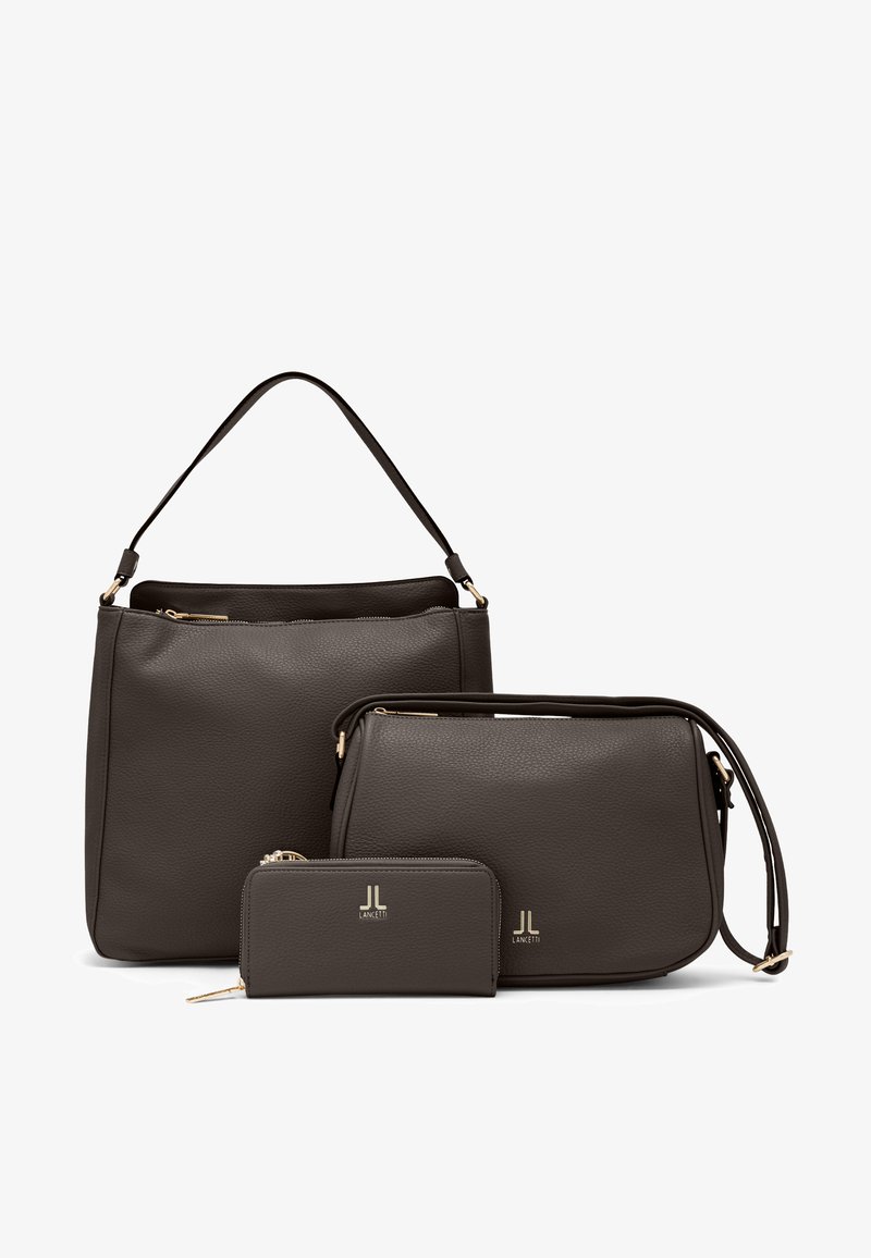 Tre borse in ecopelle testurizzata grigio scuro; includono una borsa a spalla, una borsa a tracolla e un portafoglio coordinato con dettagli dorati.