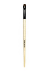 Børste med en avsmalnende, rund tupp, svart håndtak, og et lyst treskaft merket "Smokey Eye Liner." Myke bust, glatt tekstur.