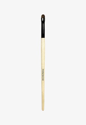 Pędzel z zakończonym stożkowo, okrągłym czubkiem, czarnym uchwytem i jasnym drewnianym trzonkiem, oznaczony napisem "Smokey Eye Liner". Miękkie włosie, gładka tekstura.