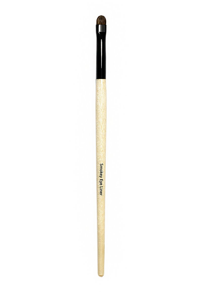 Børste med en avsmalnende, rund tupp, svart håndtak, og et lyst treskaft merket "Smokey Eye Liner." Myke bust, glatt tekstur.
