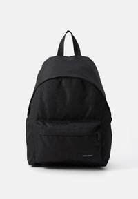 Mochila negra hecha de tejido duradero, con un asa superior, un bolsillo con cremallera en la parte frontal y una textura suave con un diseño minimalista.