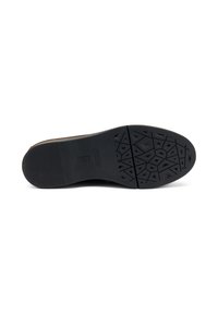 Suola di una scarpa con un battistrada decorato, prevalentemente nera con un accento marrone lungo il bordo. Superficie liscia con texture visibili.
