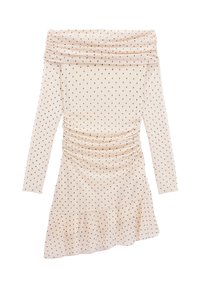 Vestido off-the-shoulder en un suave beige claro con lunares marrones, con detalles fruncidos en la parte delantera y un dobladillo acampanado. Mangas largas con textura suave.