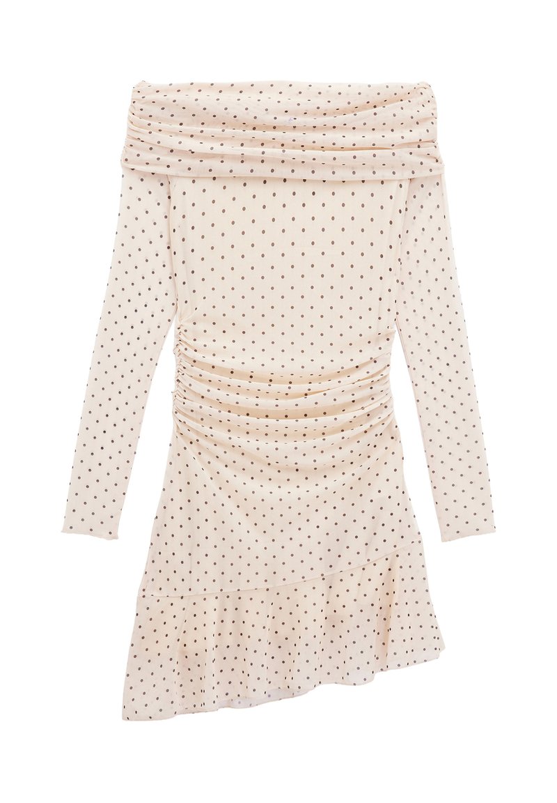 Vestido off-the-shoulder en un suave beige claro con lunares marrones, con detalles fruncidos en la parte delantera y un dobladillo acampanado. Mangas largas con textura suave.