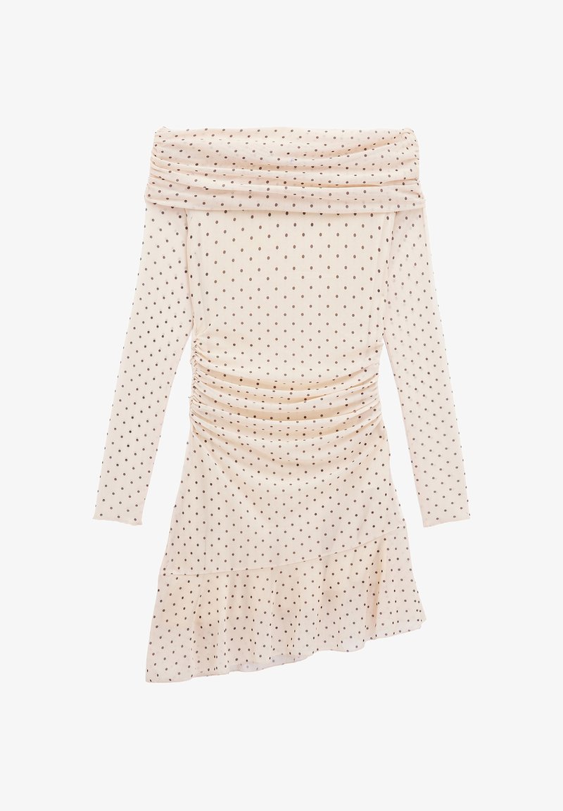 Vestido off-the-shoulder en un suave beige claro con lunares marrones, con detalles fruncidos en la parte delantera y un dobladillo acampanado. Mangas largas con textura suave.