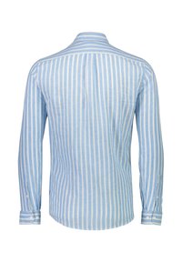 Camicia a maniche lunghe a righe blu chiaro e bianche, con colletto classico, polsini con bottoni e orlo arrotondato.
