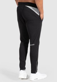 Smilodox MAISON - Træningsbukser - schwarz