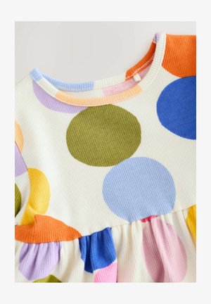 Abito a coste con motivi circolari multicolori, dotato di scollatura rotonda e gonna arricciata. I colori includono oliva, blu, viola e rosa.