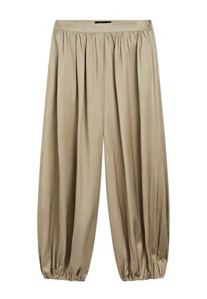 Jasnobeżowe spodnie o szerokich nogawkach z elastycznym, marszczonym pasem i podwiniętymi nogawkami, wykonane z gładkiej, lekkiej tkaniny.